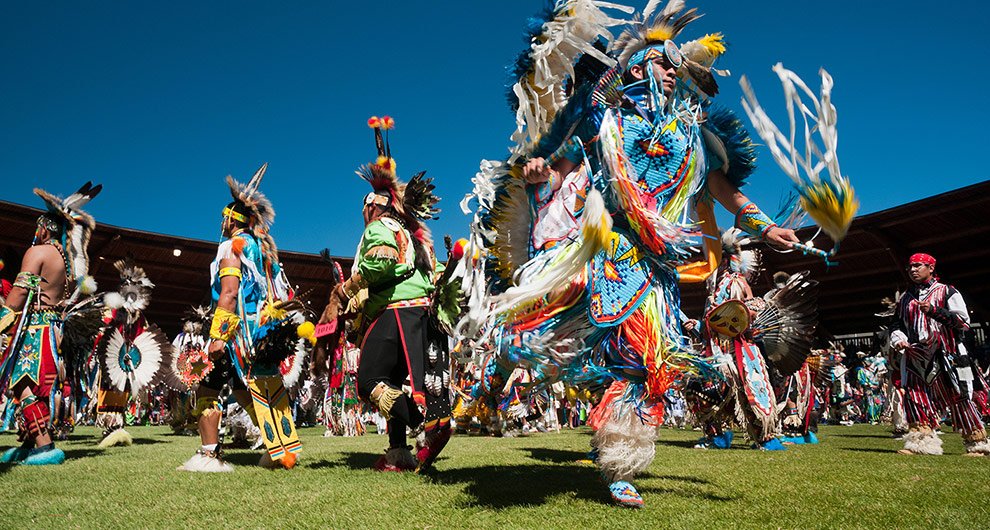 Un pow-wow, rassemblement de Nord-Amérindiens, événement traditionnellement religieux (chamanisme) ou célébration d'exploits guerriers